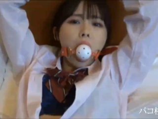 170CM眼镜美妞大战头套男，超细美腿吊带肉丝，应观众要求换上黑丝，双腿肩上扛激情爆操
